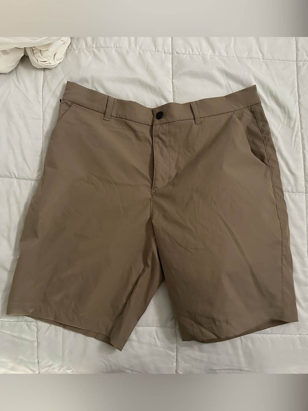 32 Degrees Men's Flat-Front Shorts in Taupe